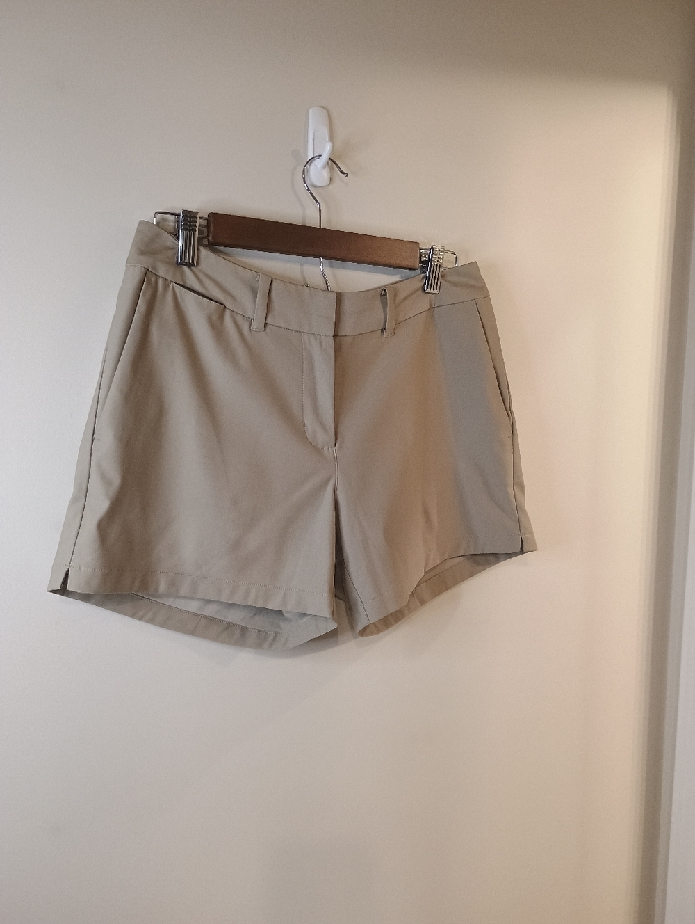 Nike Dri Fit  Women's Khaki Stretch GOLF Shorts - Picture 3 of 6